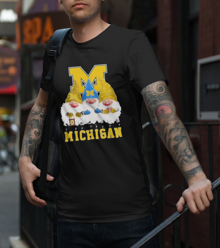 Michigan Wolverines Gnomes Merry Christmas T-Shirt