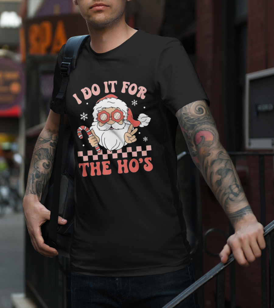 I Do It For The Ho’s Funny Christmas Santa With Candy Cane And Peace Sign T-Shirt
