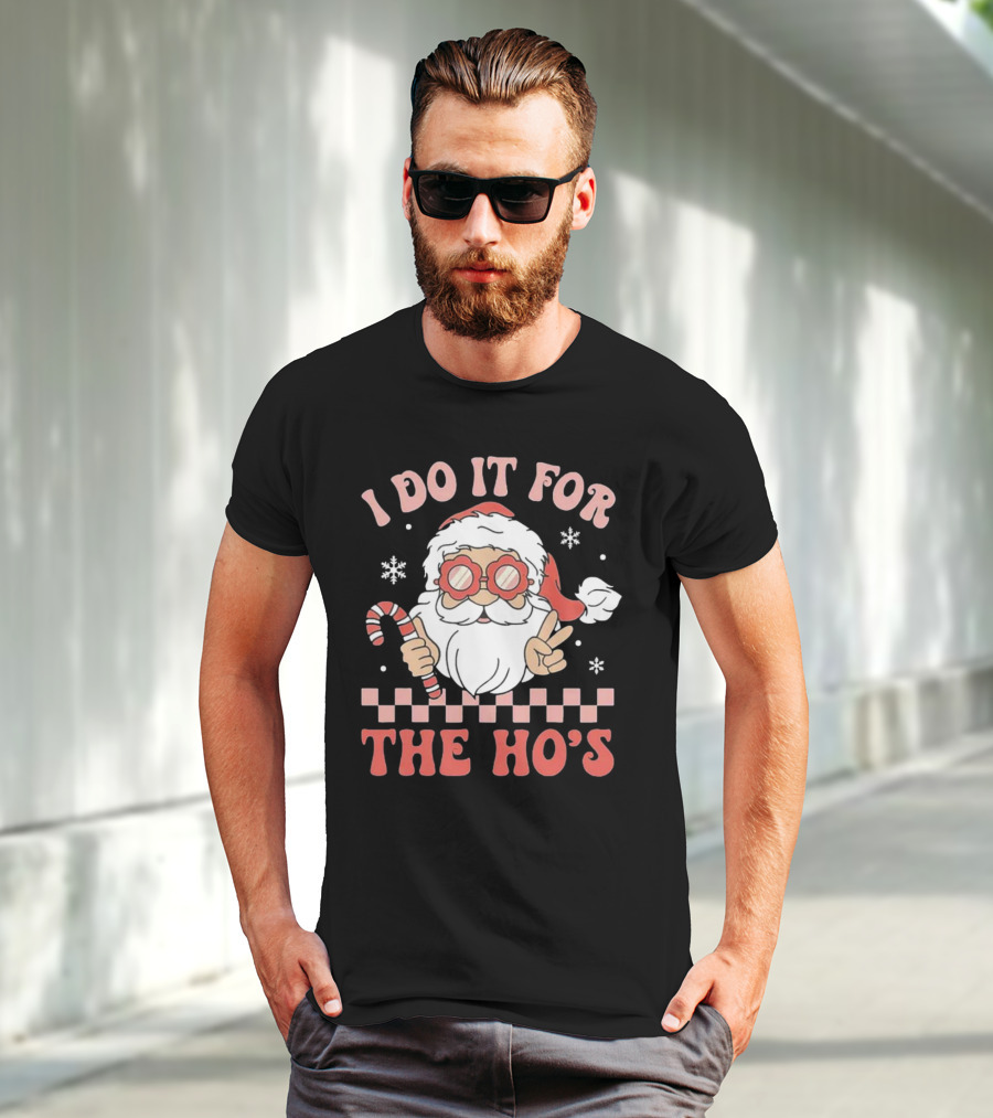I Do It For The Ho’s Funny Christmas Santa With Candy Cane And Peace Sign T-Shirt