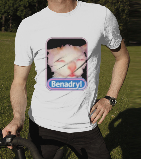 K45ink Benadryl Meme Cat Face Close-Up T-Shirt