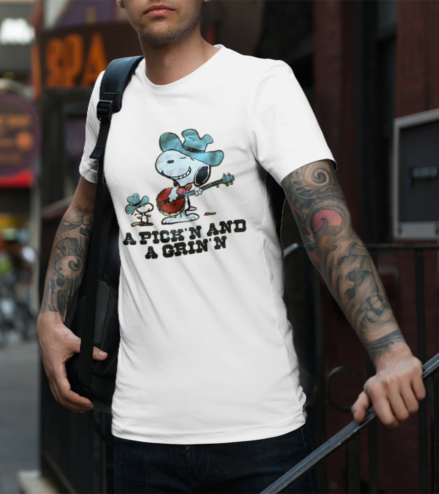 Snoopy A Pick’n And A Grin’n Country Banjo Player Cowboy Hat T-Shirt