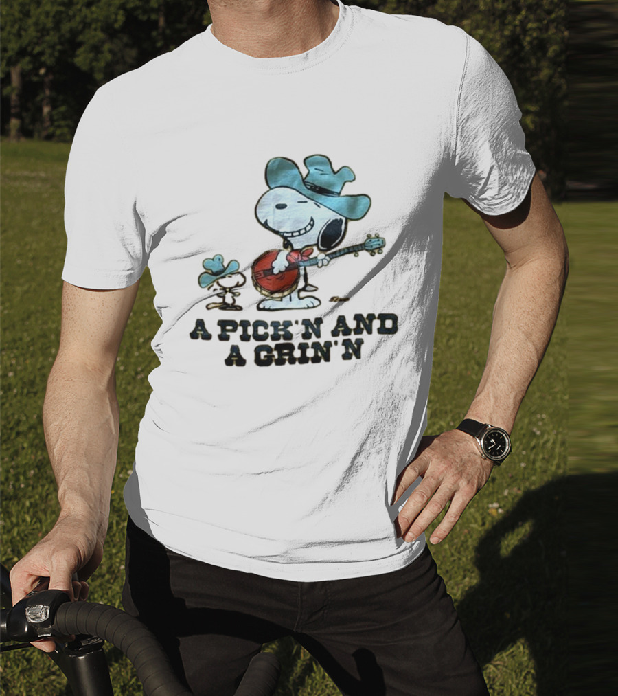 Snoopy A Pick’n And A Grin’n Country Banjo Player Cowboy Hat T-Shirt
