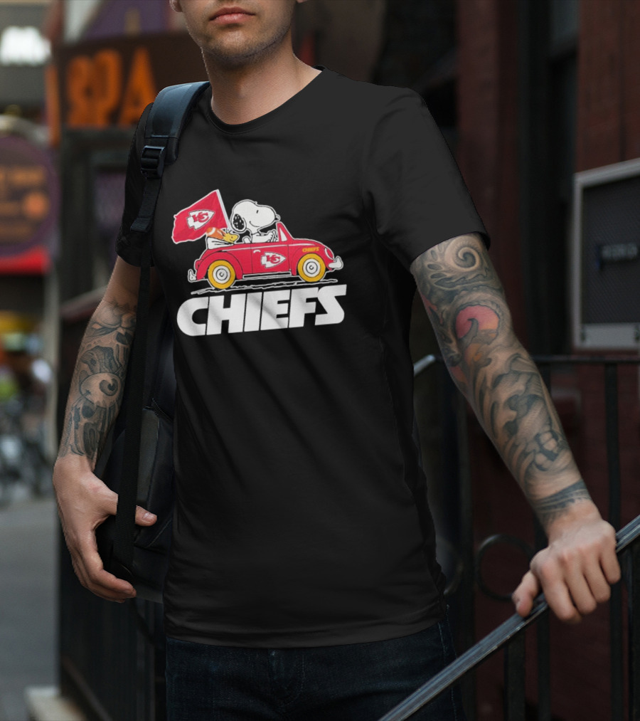 Snoopy Kansas City Chiefs Car With Flag T-Shirt