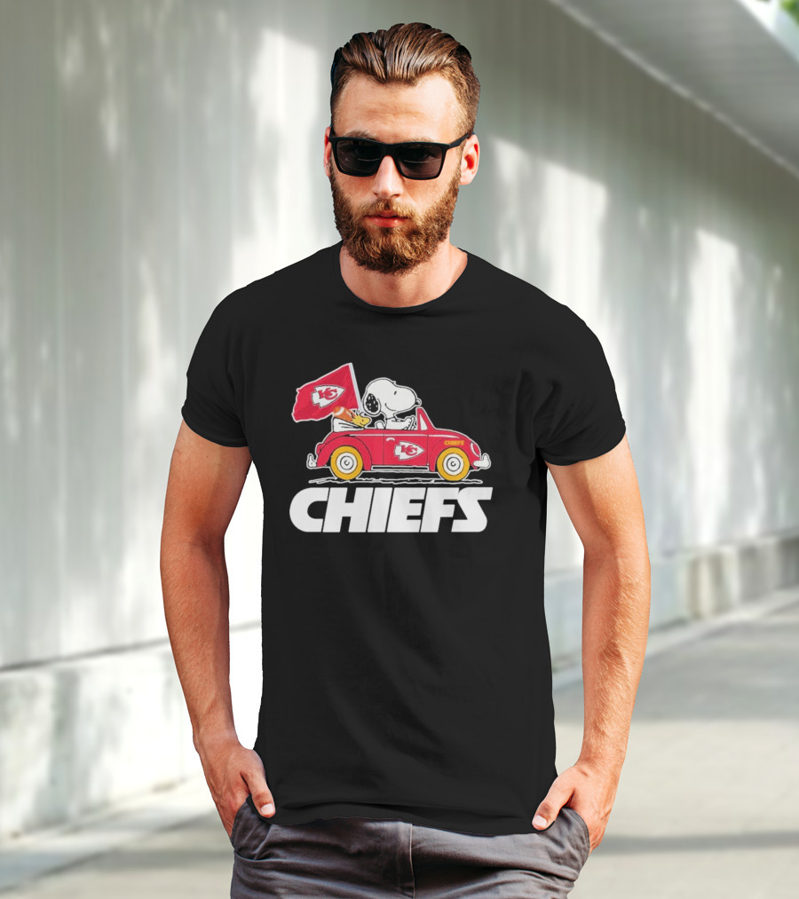 Snoopy Kansas City Chiefs Car With Flag T-Shirt