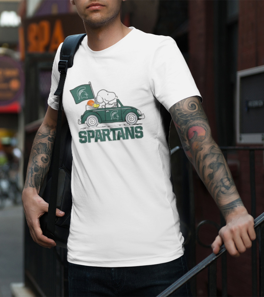 Spartans Peanuts Snoopy Woodstock Car Cartoon Sports T-Shirt