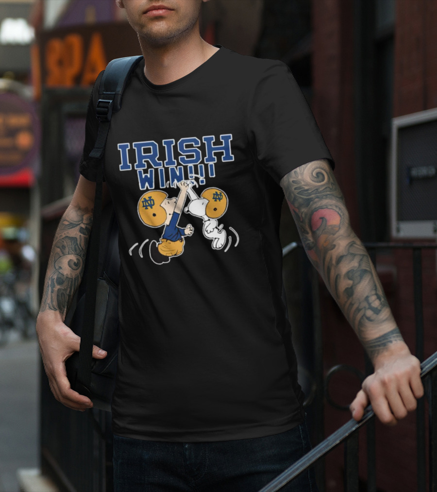 Charlie And Snoopy High Five Notre Dame Fighting Irish Win T-Shirt