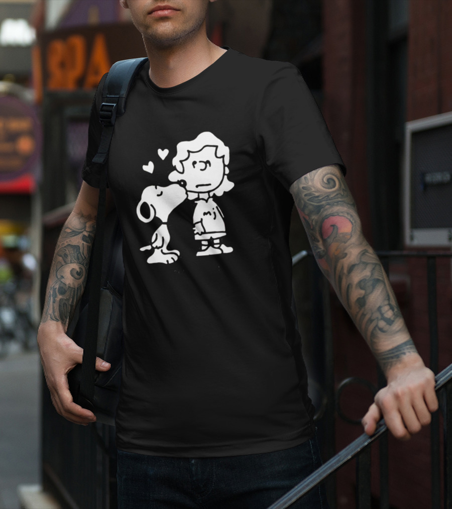 Puppy Love Snoopy Kissing Lucy Peanuts Hearts T-Shirt
