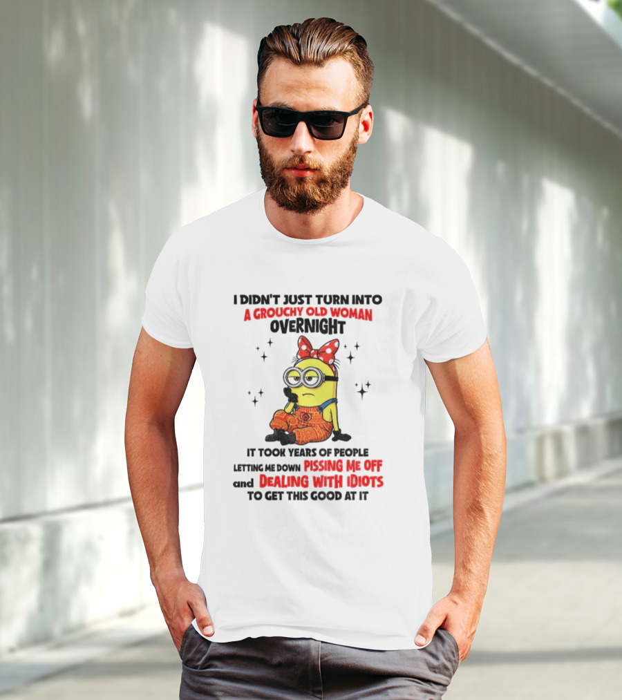 Minion Grouchy Old Woman Pissing Me Off Dealing With Idiots হ হাসির পোস্টার T-Shirt