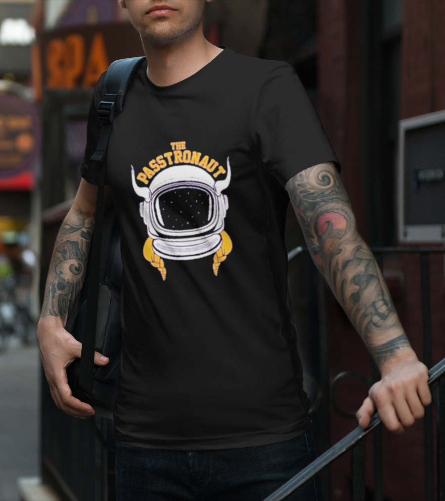 Minnesota Vikings The Passtronaut Astronaut Helmet With Viking Horns T-Shirt