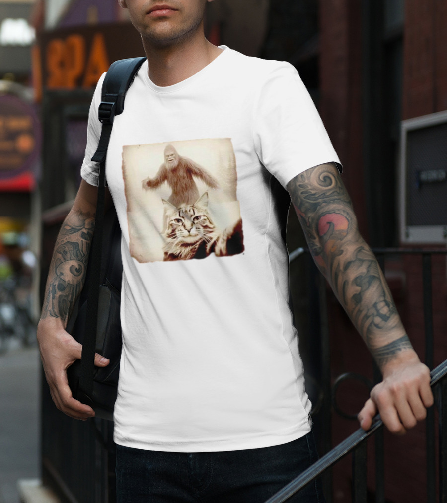 Bigfoot Photobombing Cat Selfie T-Shirt