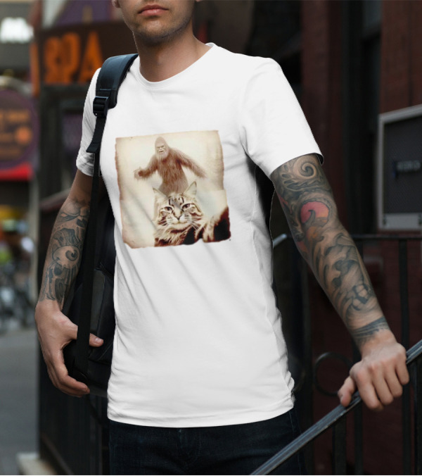 Bigfoot Photobombing Cat Selfie T-Shirt