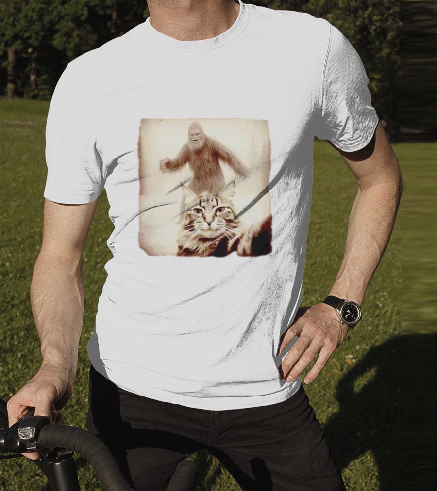 Bigfoot Photobombing Cat Selfie T-Shirt