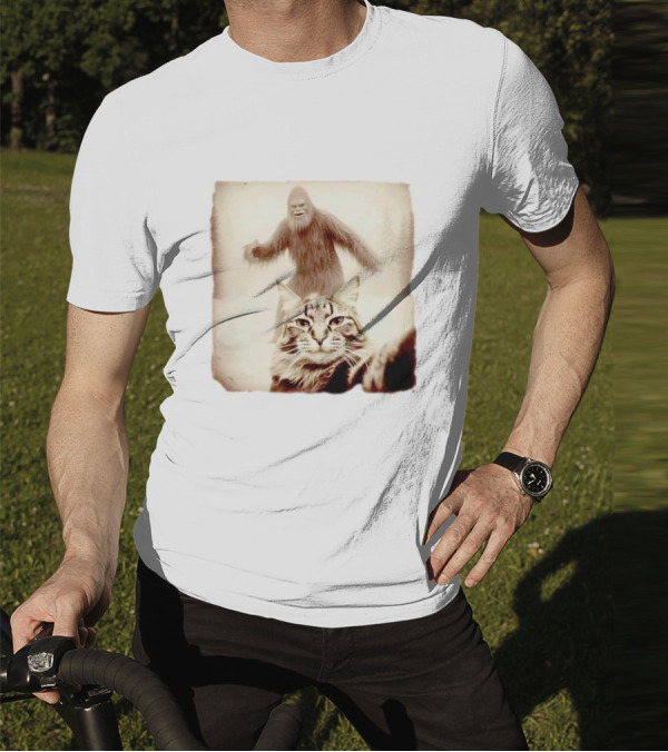 Bigfoot Photobombing Cat Selfie T-Shirt