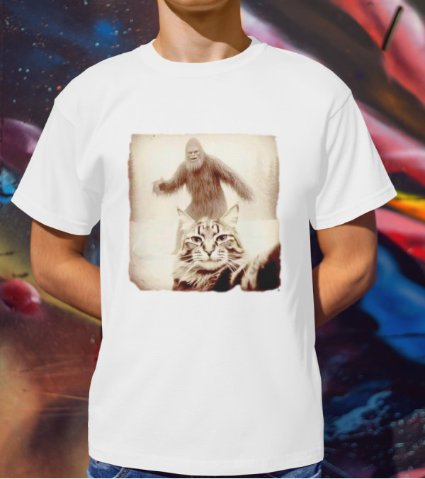 Bigfoot Photobombing Cat Selfie T-Shirt