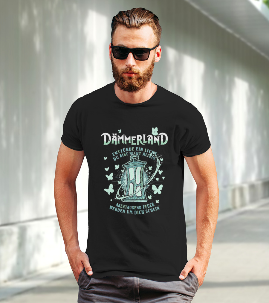 Dämmerland Entzünde Ein Licht Du Bist Nicht Allein Abertausend Feuer Werden Um Dich Scheinen Laterne Und Schmetterlinge T-Shirt