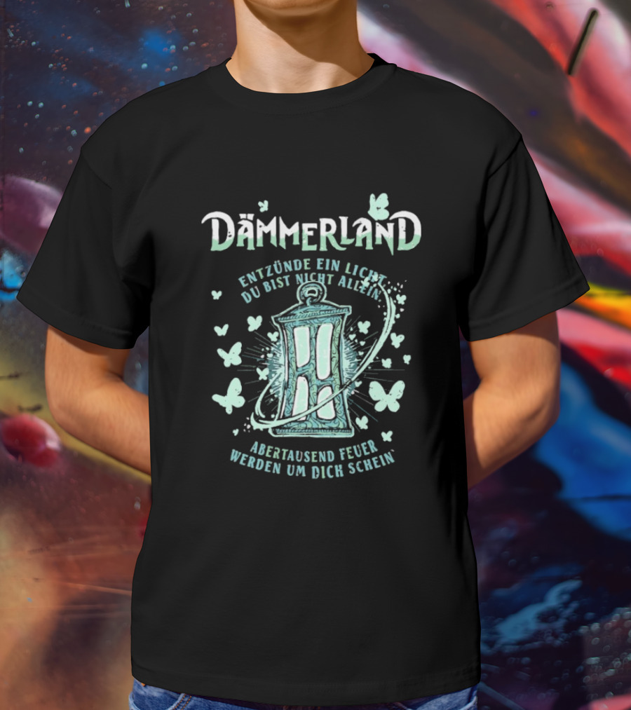 Dämmerland Entzünde Ein Licht Du Bist Nicht Allein Abertausend Feuer Werden Um Dich Scheinen Laterne Und Schmetterlinge T-Shirt