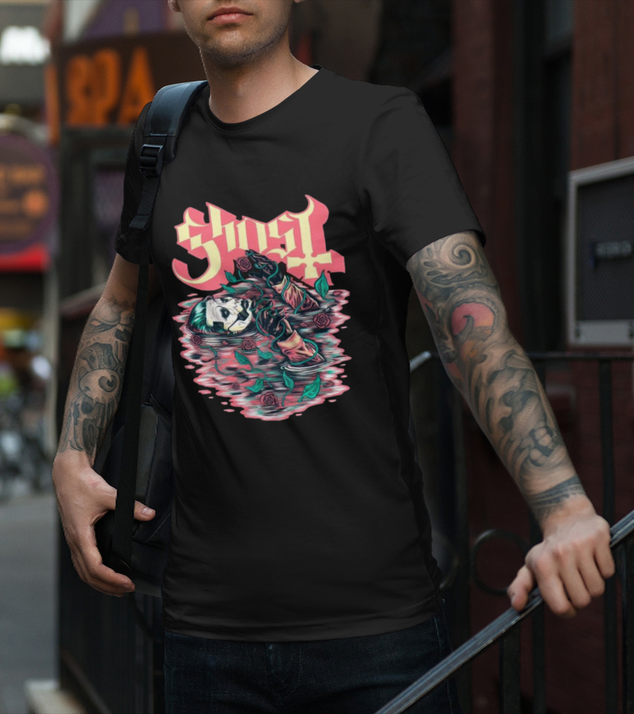 Ghost Pre-Raphaelite Art Nouveau Illustration With Roses T-Shirt