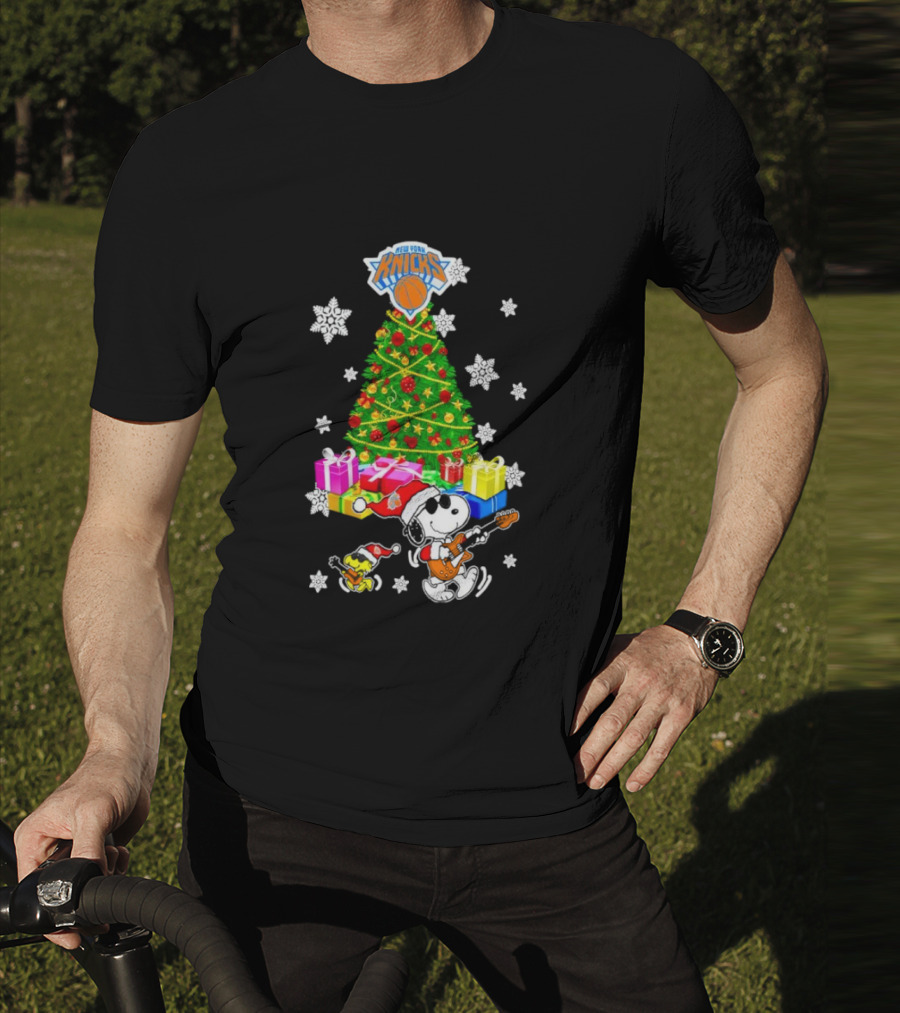 New York Knicks Snoopy Woodstock Christmas Tree Gifts Snowflakes T-Shirt