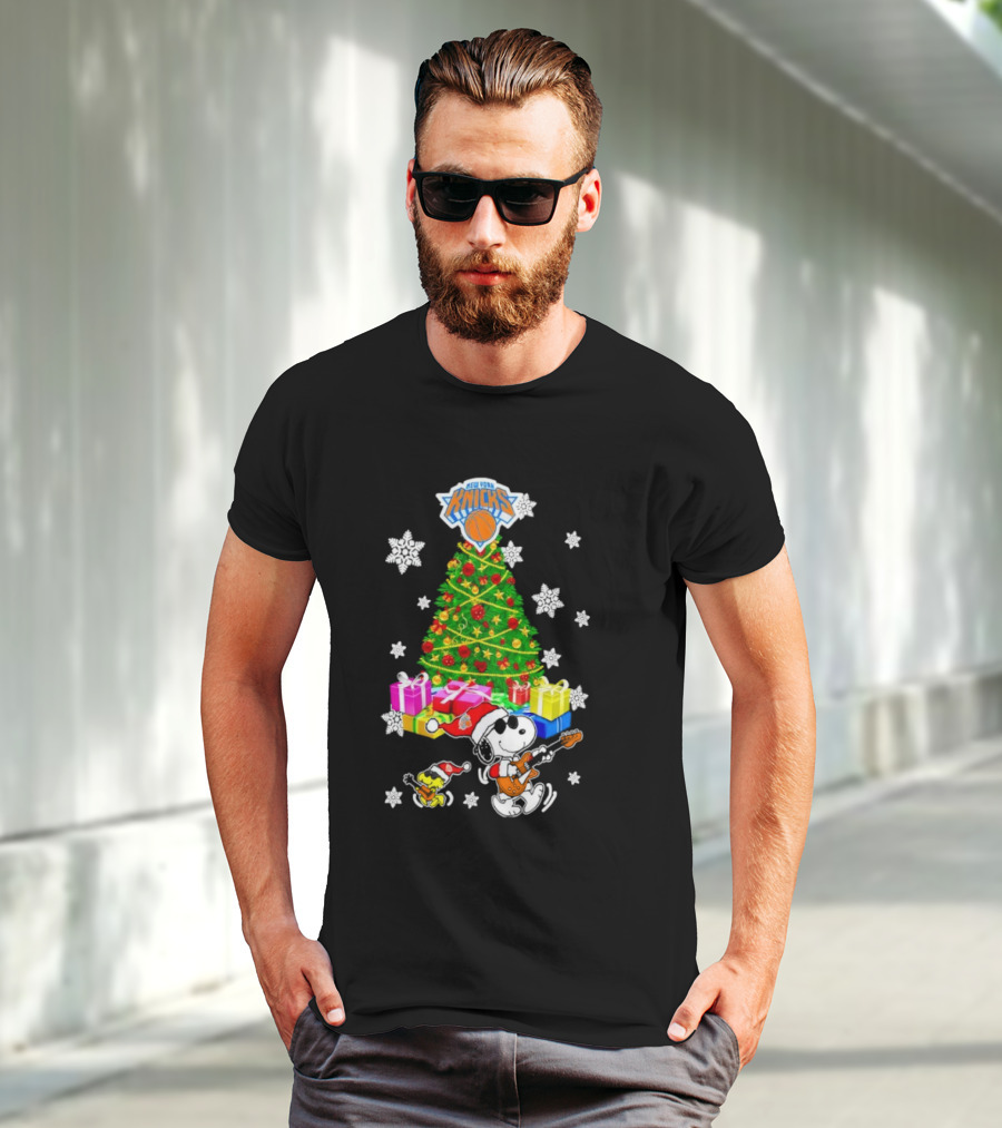 New York Knicks Snoopy Woodstock Christmas Tree Gifts Snowflakes T-Shirt