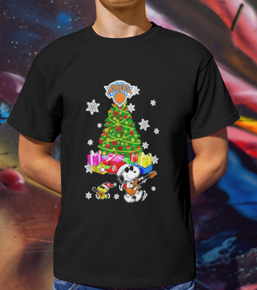 New York Knicks Snoopy Woodstock Christmas Tree Gifts Snowflakes T-Shirt