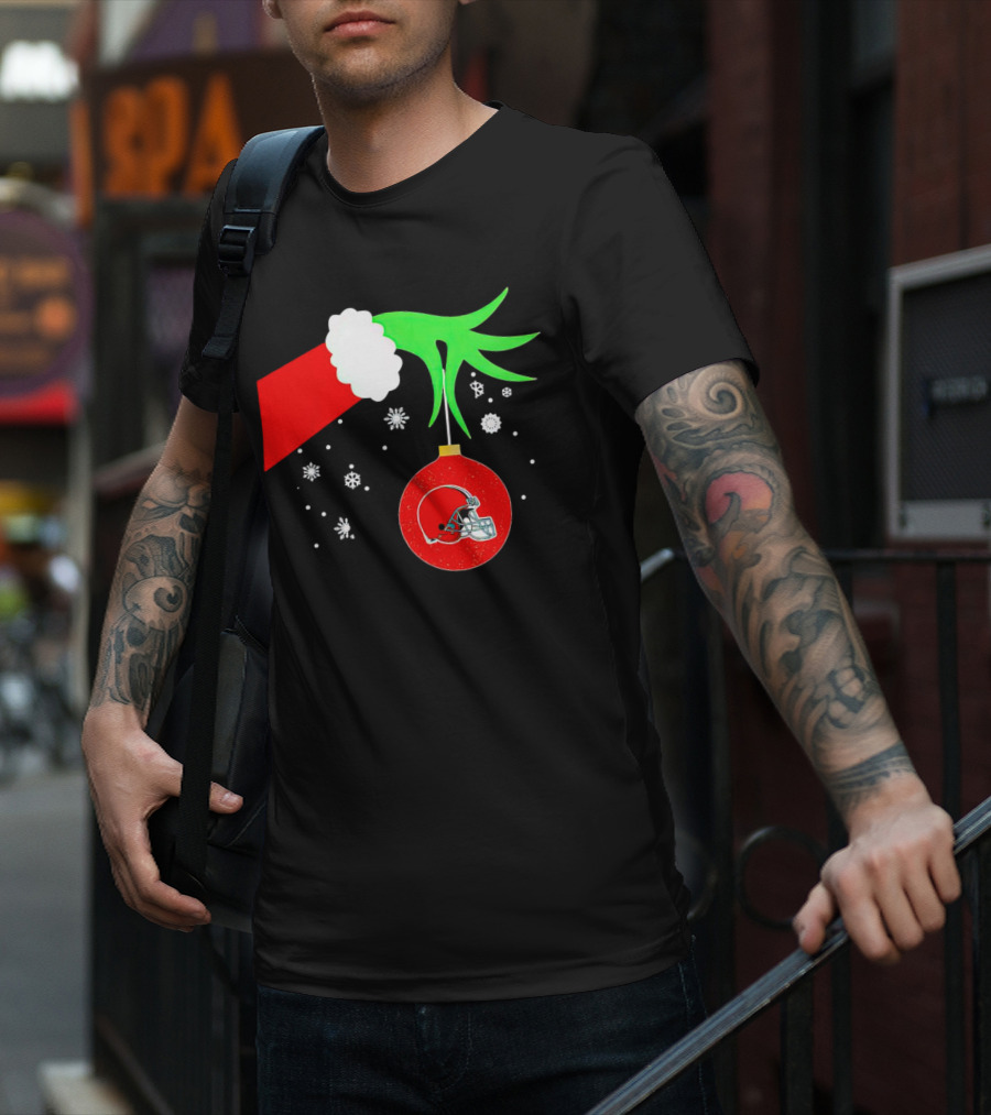 The Grinch Holding Cleveland Browns Ornament With Snowflakes T-Shirt