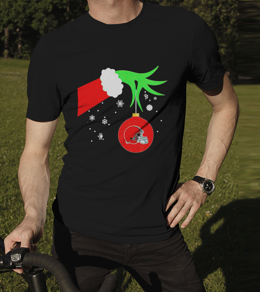 The Grinch Holding Cleveland Browns Ornament With Snowflakes T-Shirt