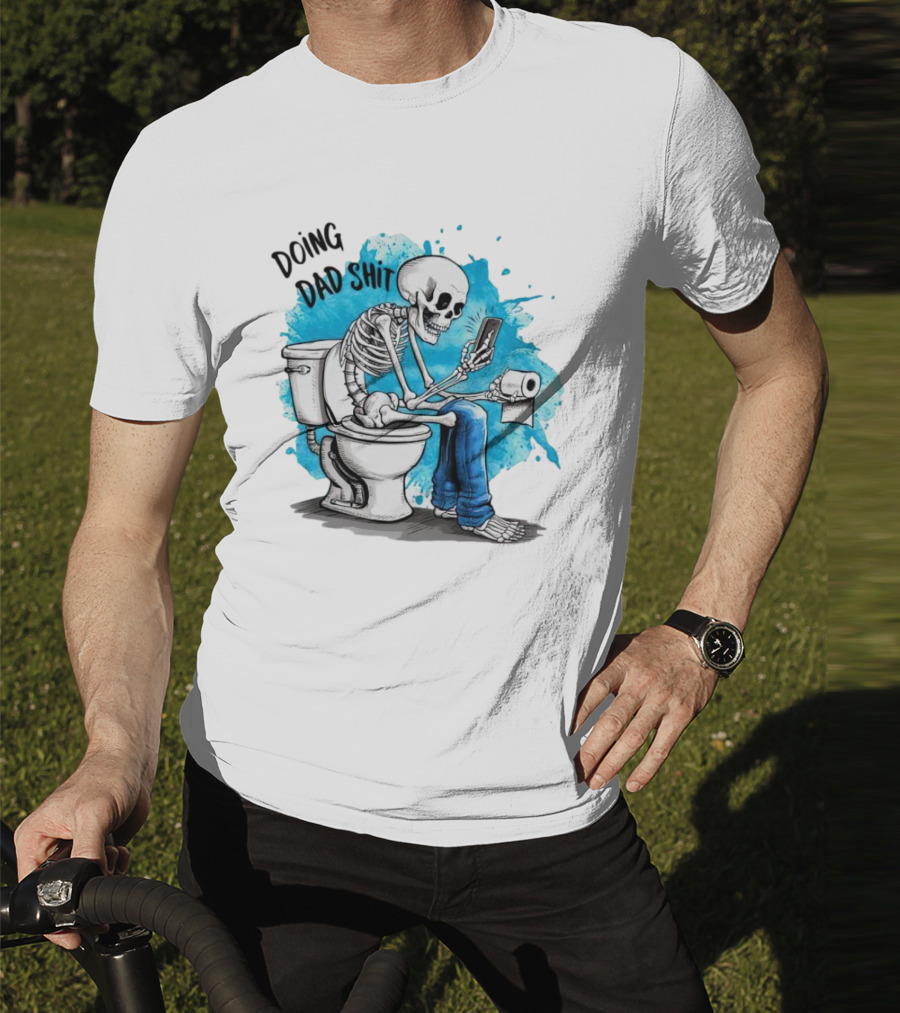 Skeleton Doing Dad Shit On Toilet With Phone And Toilet Paper T-Shirt