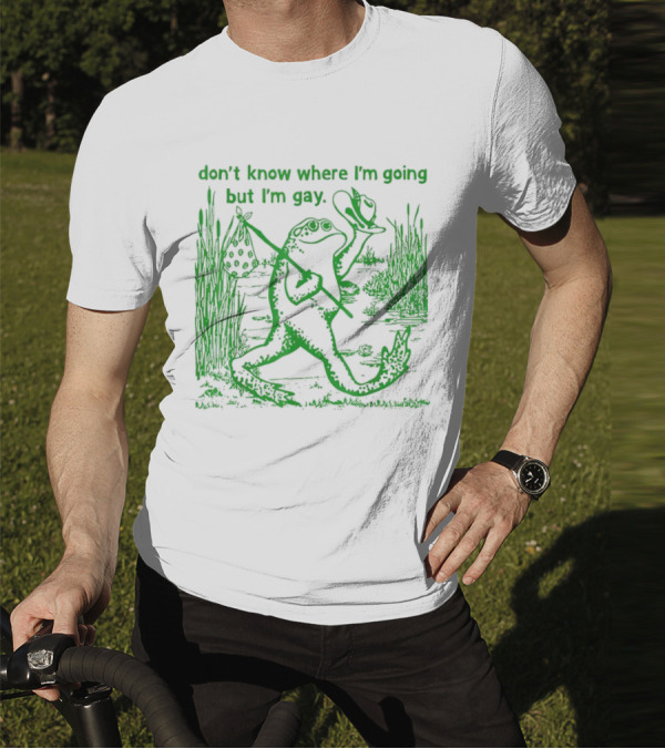 Don't Know Where I'm Going But I'm Gay Frog Carrying Bag And Hat In Nature Scene T-Shirt