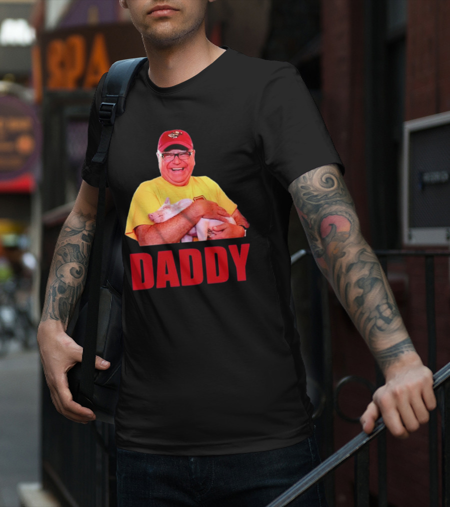 DADDY Hugging Pig Tim Walz Cap T-Shirt