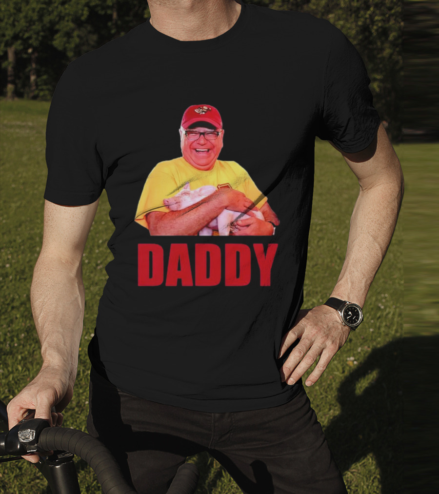 DADDY Hugging Pig Tim Walz Cap T-Shirt