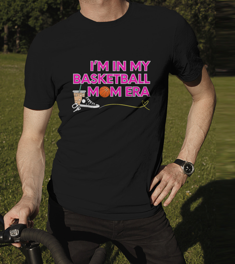 I'm In My Basketball Mom Era Sneakers Coffee Schlüsselbund Herz T-Shirt