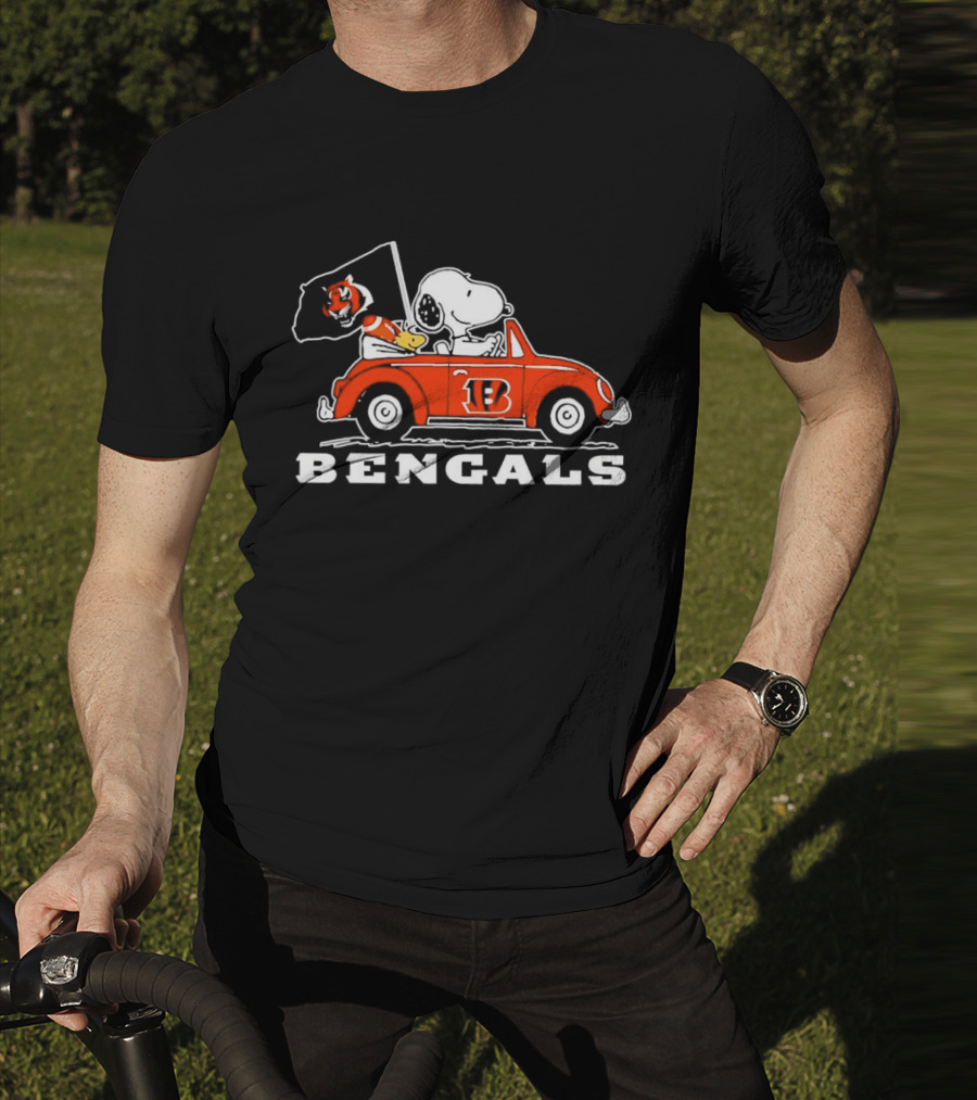 Snoopy And Woodstock Driving Cincinnati Bengals Car With Flag T-Shirt