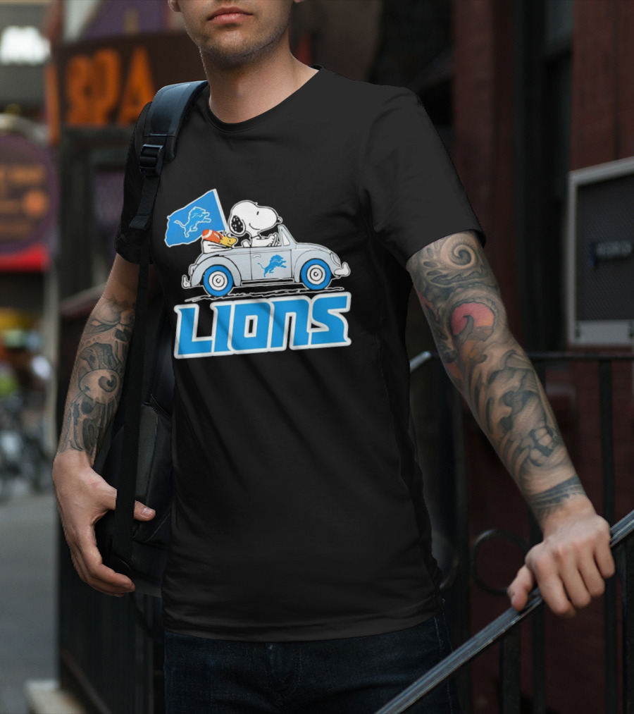 Snoopy And Woodstock In Car With Detroit Lions Flag T-Shirt