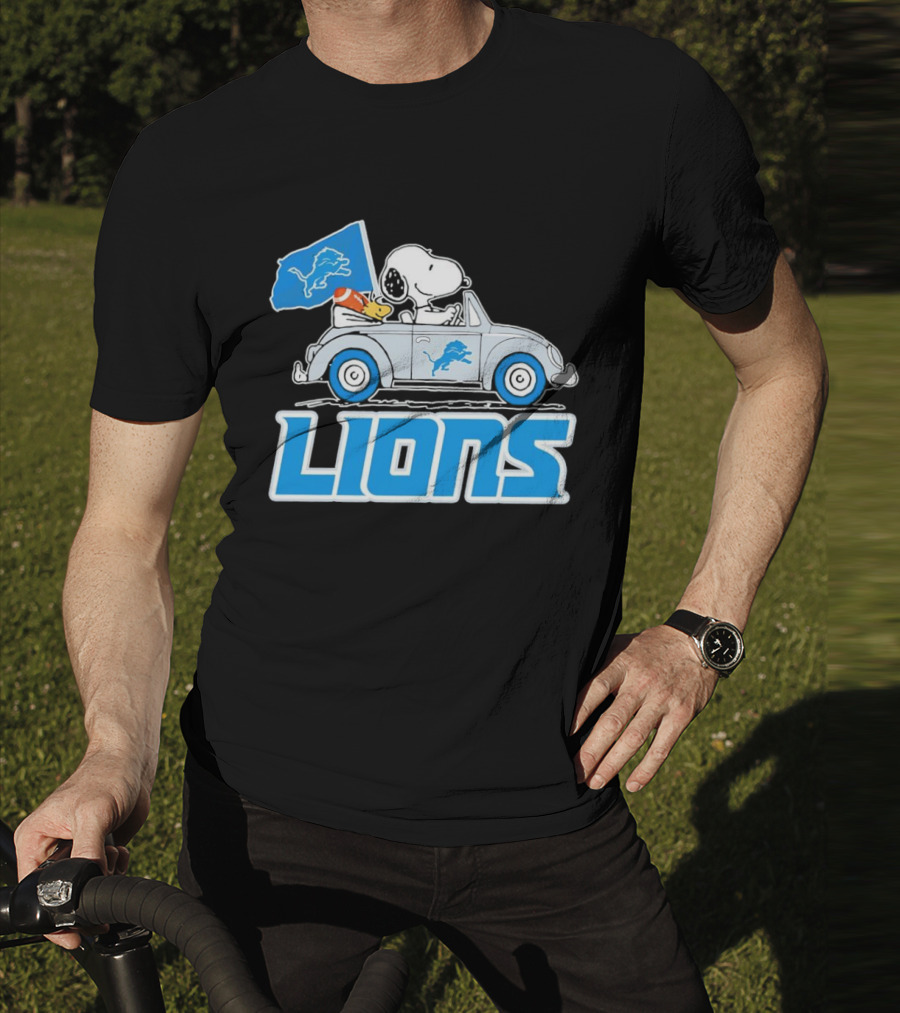 Snoopy And Woodstock In Car With Detroit Lions Flag T-Shirt
