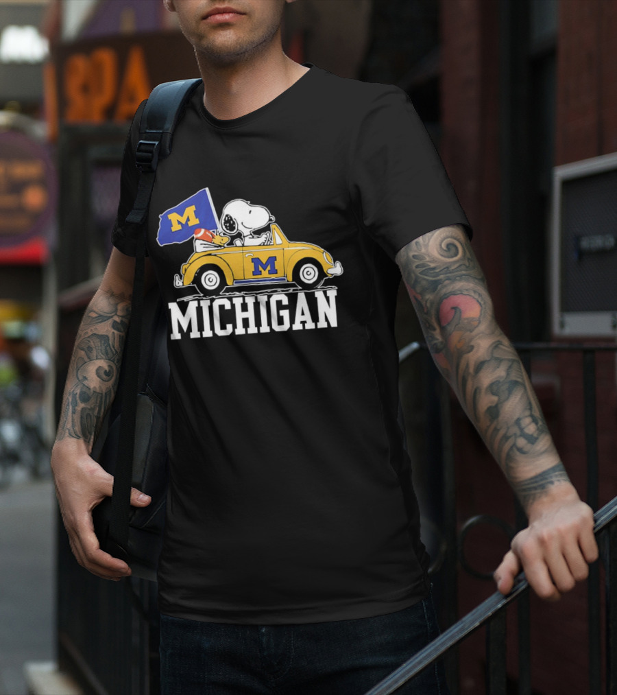 Snoopy And Woodstock Driving Car With Michigan Wolverines Flag T-Shirt