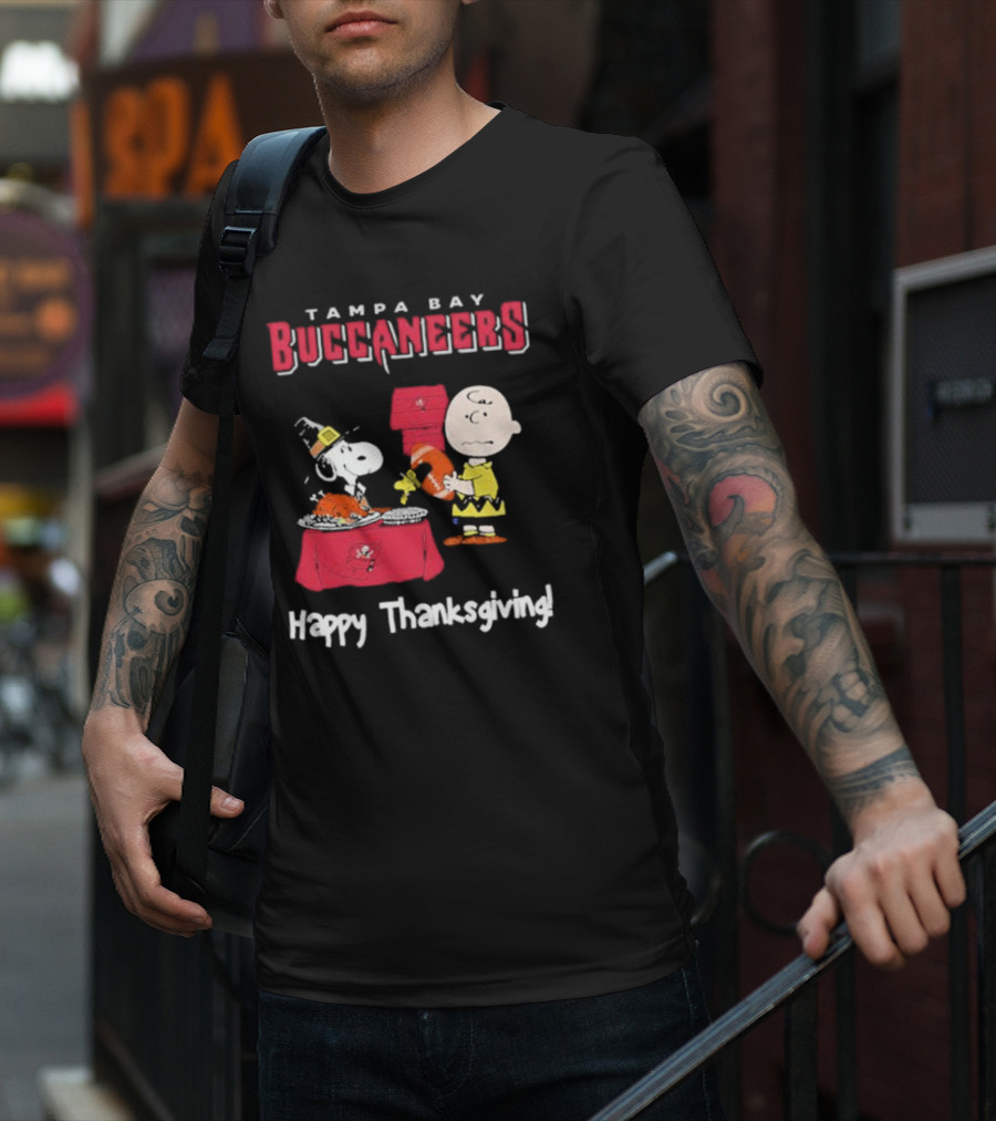 Tampa Bay Buccaneers Thanksgiving Charlie Brown And Snoopy Peanuts T-Shirt