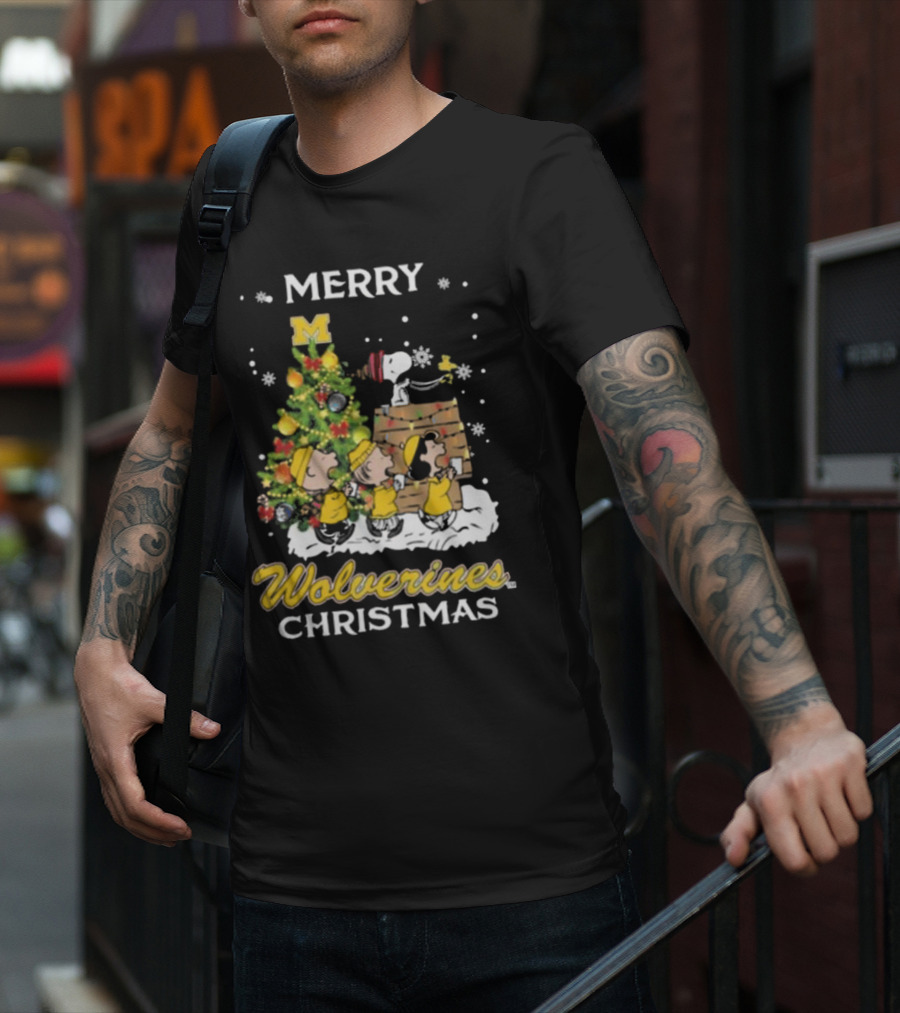 Merry Michigan Wolverines Snoopy And Friends Christmas T-Shirt