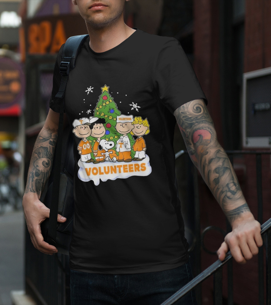 Tennessee Volunteers Snoopy And Friends Christmas Tree T-Shirt