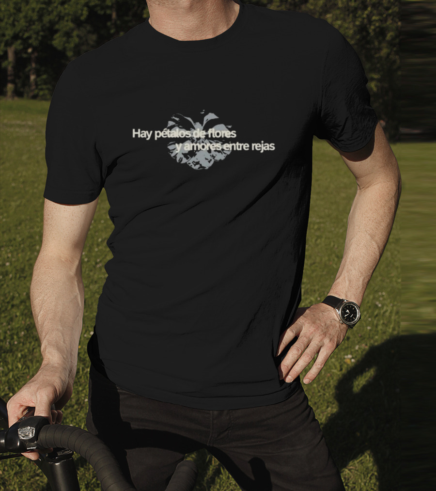 Hay Pétalos De Flores Y Amores Entre Rejas Flor Blanca T-Shirt