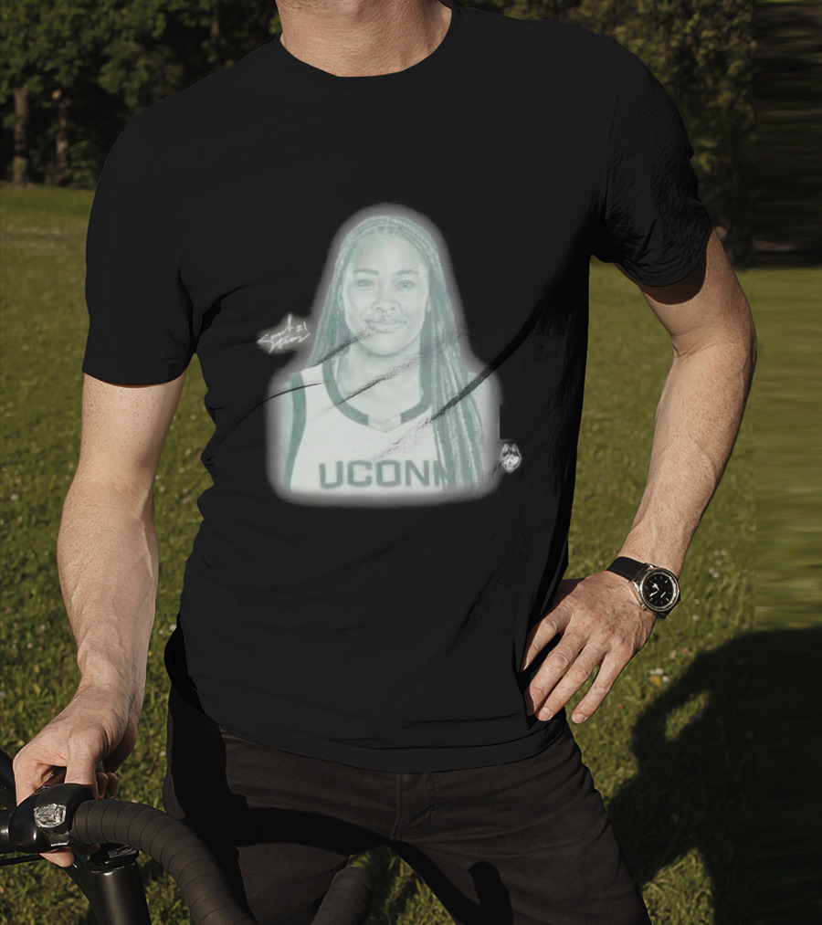 Sarah Strong UConn Huskies Signature Pencil Drawing T-Shirt