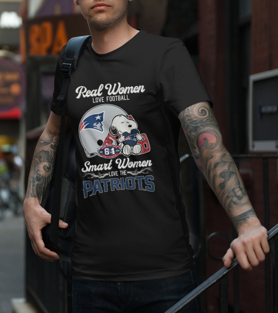 Real Women Love Football Smart Women Love The Patriots Snoopy Patriots Helmet T-Shirt
