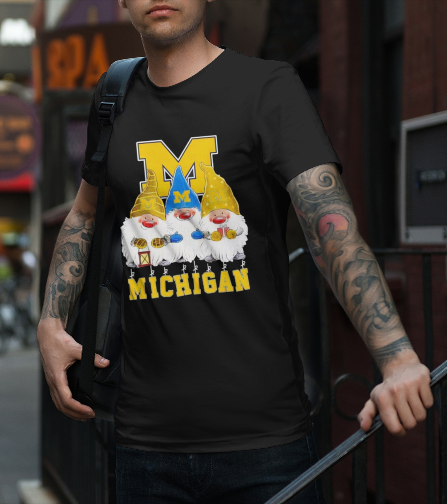Gnomies Michigan Wolverines Christmas Festive Gnome Trio With Gifts And Lantern T-Shirt