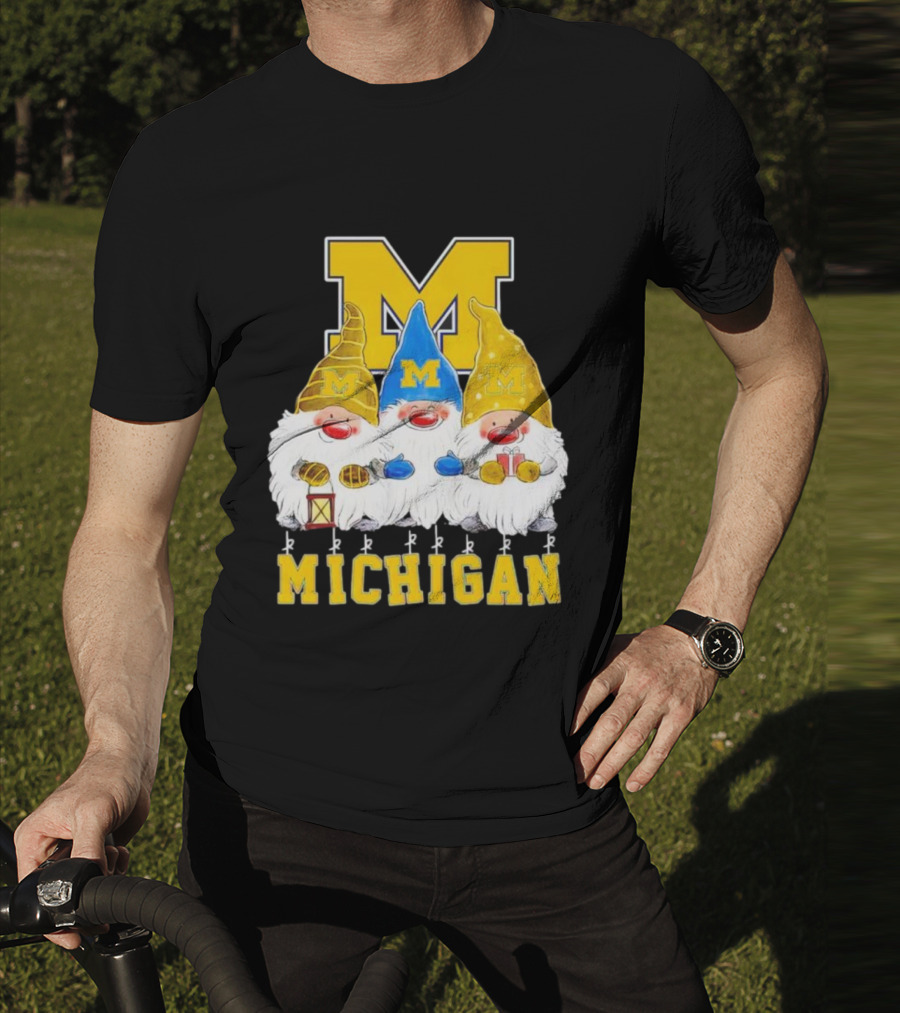 Gnomies Michigan Wolverines Christmas Festive Gnome Trio With Gifts And Lantern T-Shirt