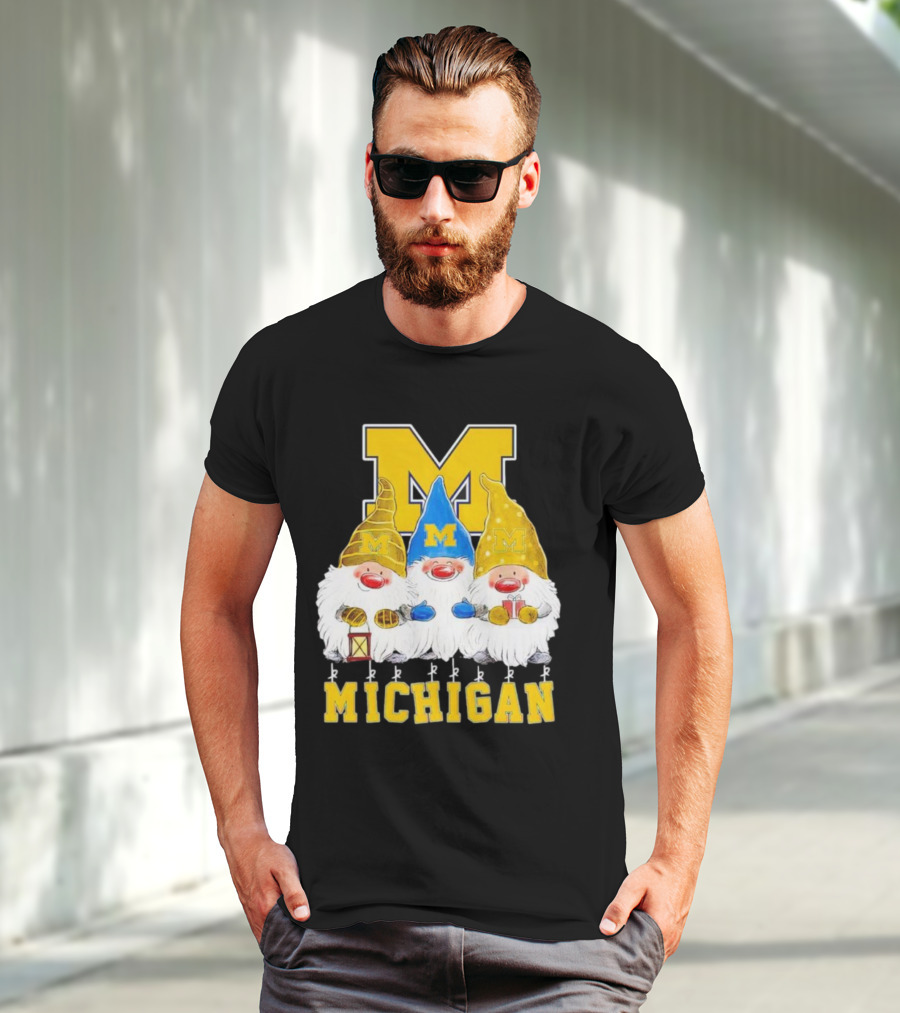 Gnomies Michigan Wolverines Christmas Festive Gnome Trio With Gifts And Lantern T-Shirt