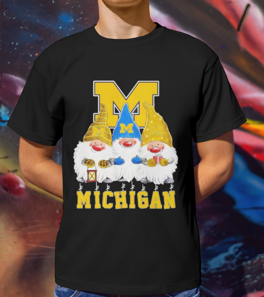 Gnomies Michigan Wolverines Christmas Festive Gnome Trio With Gifts And Lantern T-Shirt