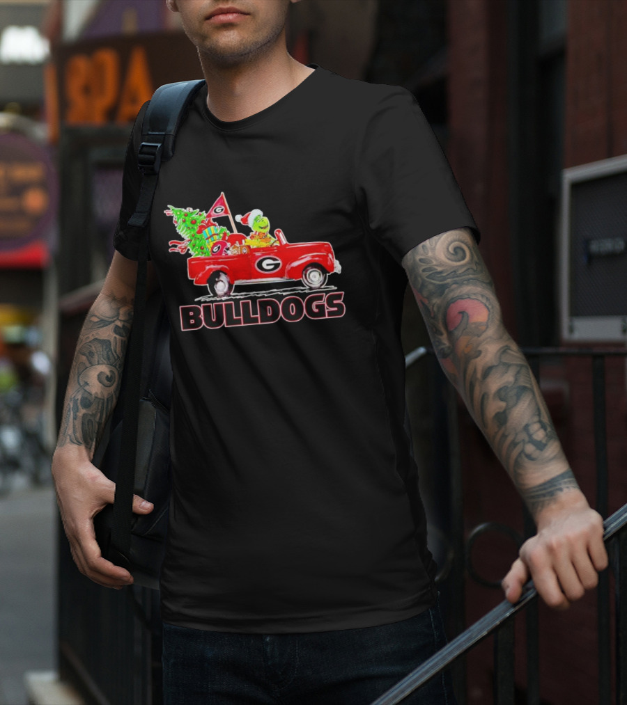 Grinch Driving Red Car With Dog Christmas Tree Gifts Georgia Bulldogs T-Shirt
