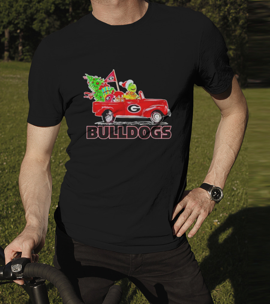 Grinch Driving Red Car With Dog Christmas Tree Gifts Georgia Bulldogs T-Shirt