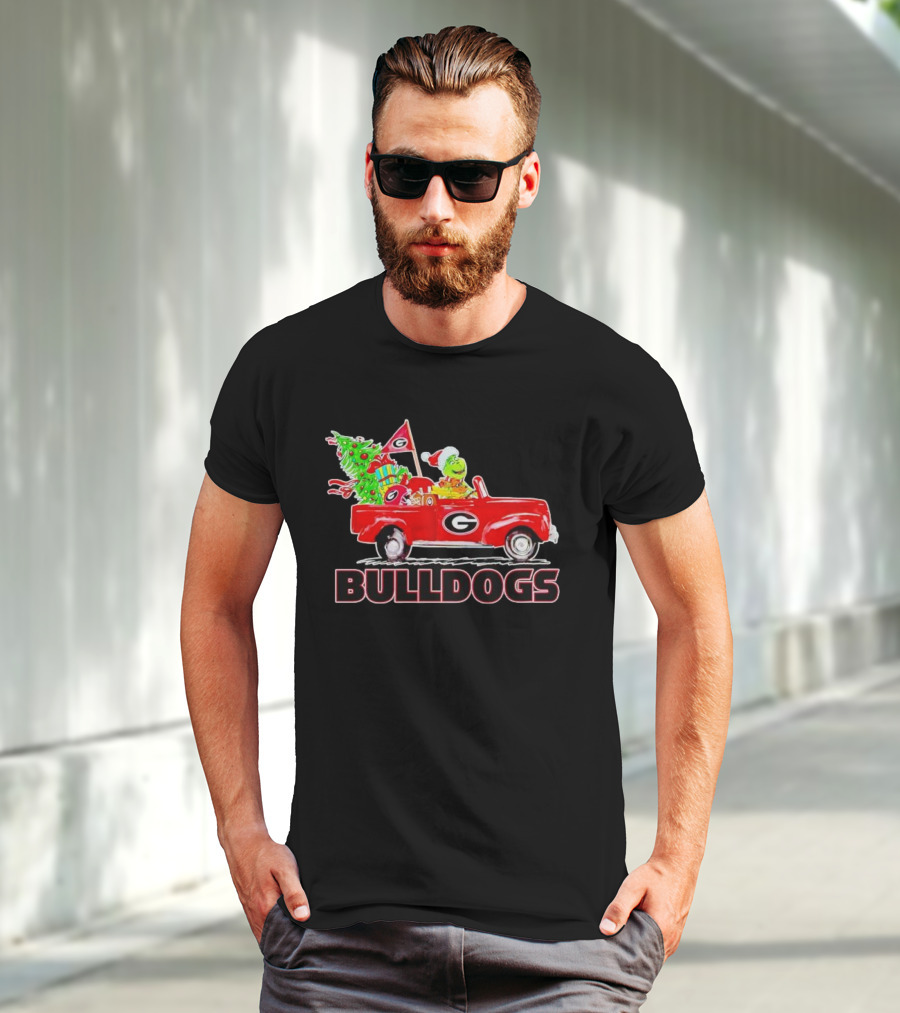 Grinch Driving Red Car With Dog Christmas Tree Gifts Georgia Bulldogs T-Shirt