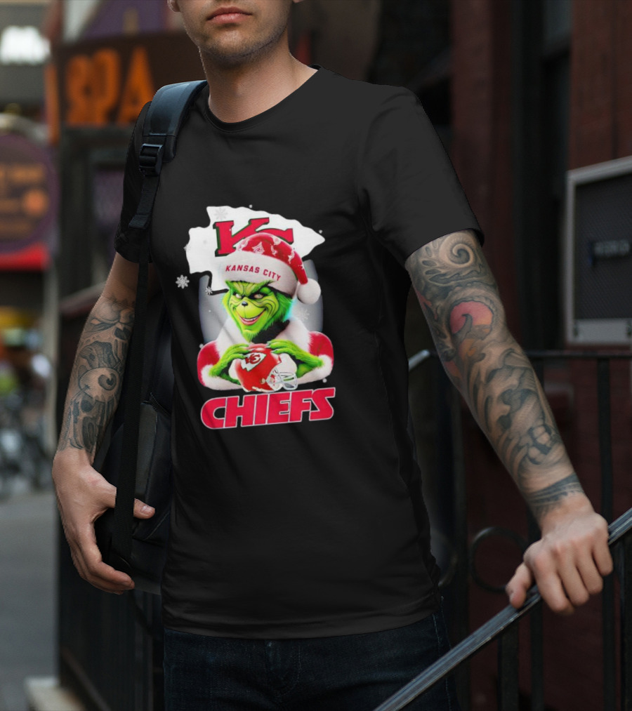 Kansas City Chiefs Christmas Grinch In Santa Hat Holding Football T-Shirt