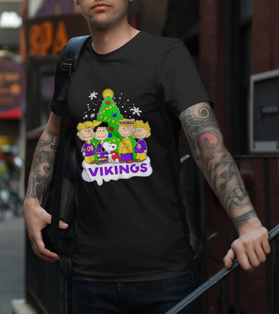 Minnesota Vikings Peanuts Characters Christmas Tree T-Shirt